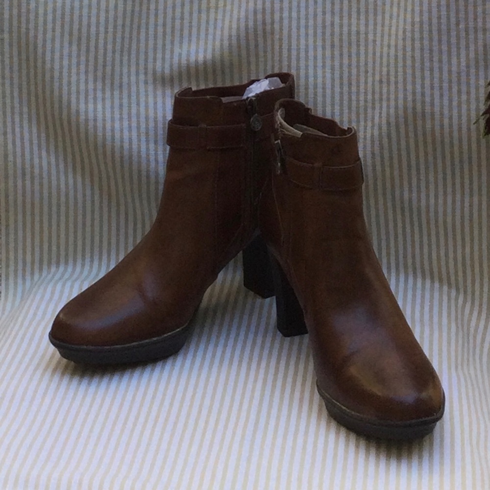 NEW Etienne Aignier genuine leather platform booties. Step out in style!
